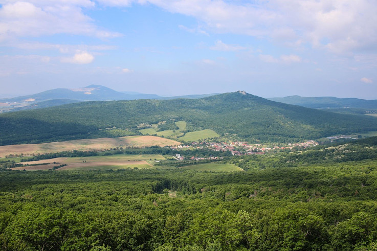 Pohľad z vrchu Veľký Lysec na Kostoľany pod Tribečom