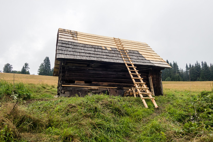 Salaš Obrubovanec, južná strecha je hotová