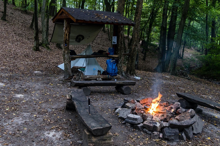 Táborenie na túre v čase, keď som ešte experimentoval s ihlanovým prístreškom, varenie na ohni, pohodičkaaa!