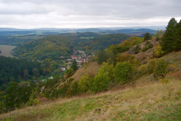 Kopček oproti hradu - výhľady na riečku Jablonka a dedinku Višňové
