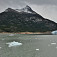 Fascinoval ma aj špicatý vrch Cerro Perito Moreno rastúci z jazera