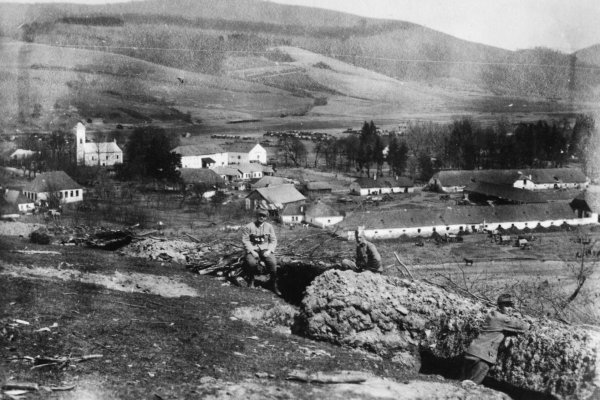 Stakčín - pohľad na obec z kopca Rovienky, vľavo gréckokatolícky chrám v roku 1916, autor foto: Eszter Babarczy, zdroj: https://fortepan.hu