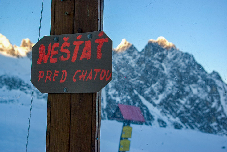 Nešťať pred chatou