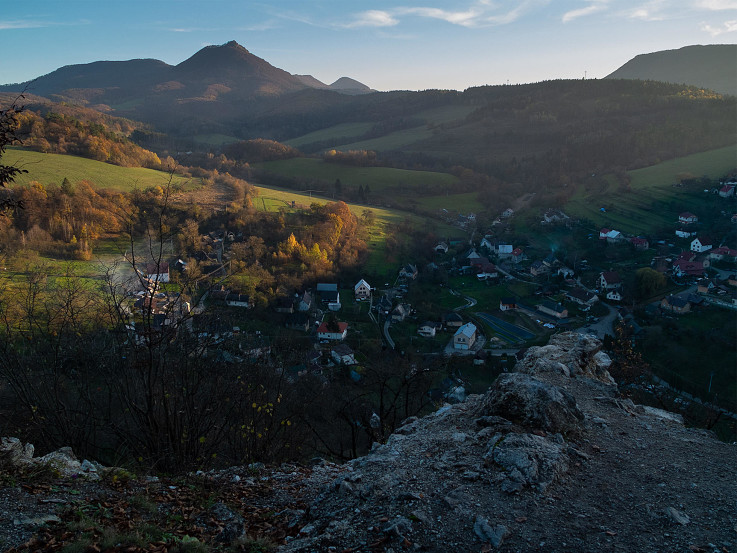Pohľad na Vápeč z hradu Košeca