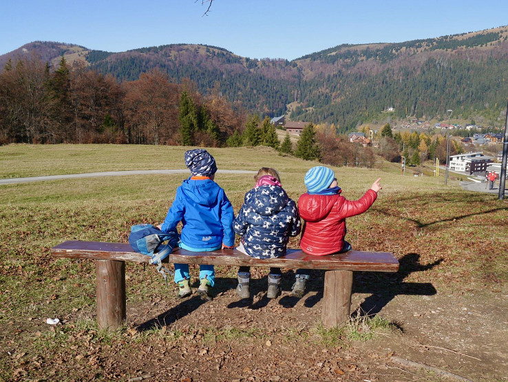 Deti oddychujú na lavičke na Vrchlúke, foto Soňa Mäkká