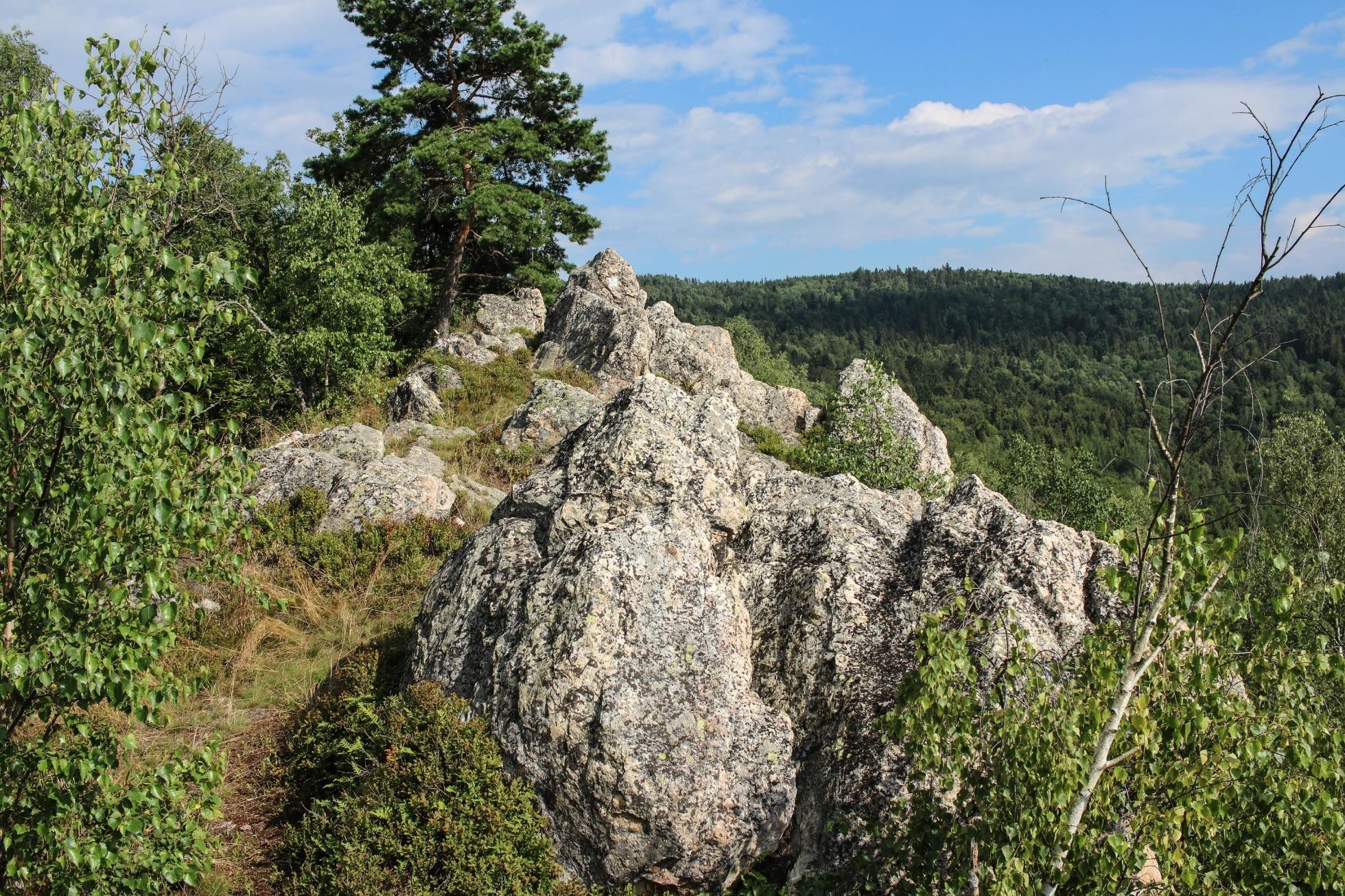 Skalnatý hrebeň Koľvek a vľavo Rozsypaná skala
