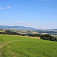Vľavo pohorie Čergov, vpravo Spišsko-šarišské medzihorie