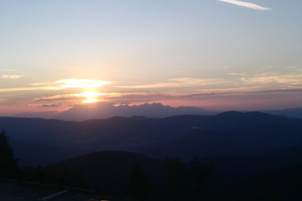 Západ slnka nad Tatrami od Chaty Erika