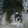 Steny tunela sú z časti spevnené a z časti ostala pôvodná skala (autor foto: Henrich Tomáš)