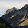 Barania galéria a skalnatý vrchol Baraních rohov, vpravo hrebeň Mačacích veží a Spišský štít