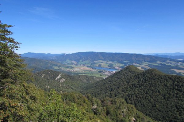 Výhľad zo skál v okolí Rokoša na údolie rieky Nitrica 