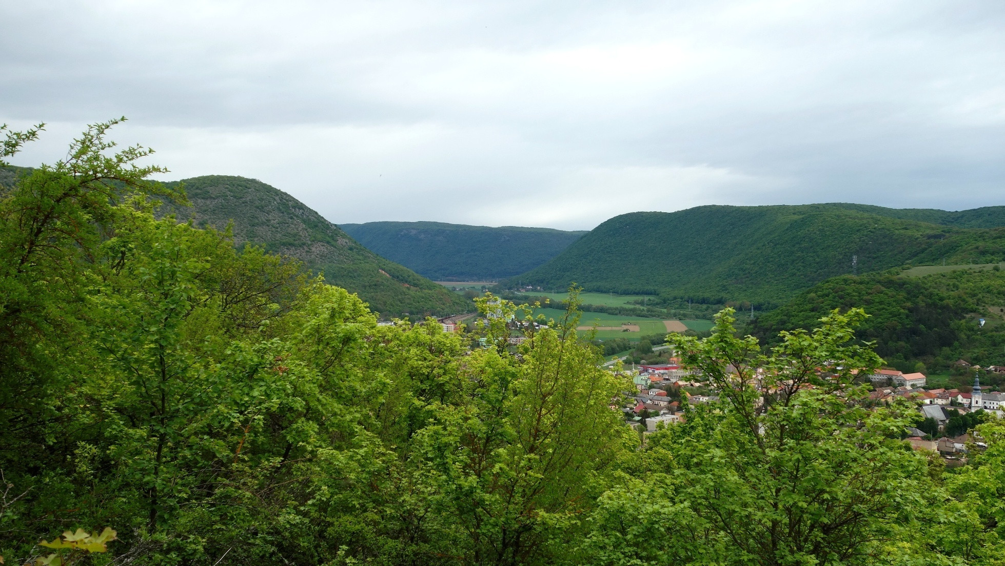 Planina Koniar, pohľad na kaňon rieky Slaná, Plešivec a Silickú planinu