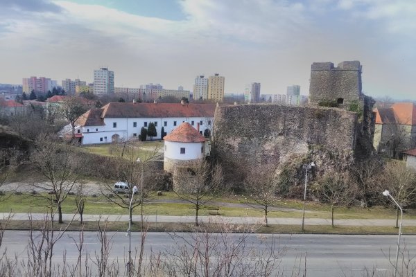 Výhľad z kalvárie na Levický hrad