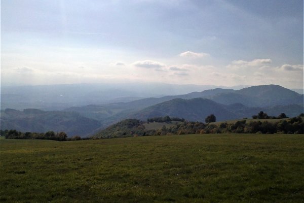 Oparový pohľad na JZ: Kremnické vrchy a Banskú Bystricu