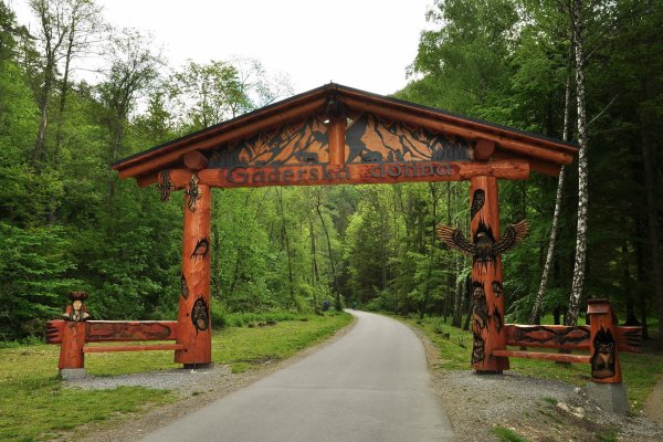Krásne vyrezávaná drevená brána - originálny vstup do doliny