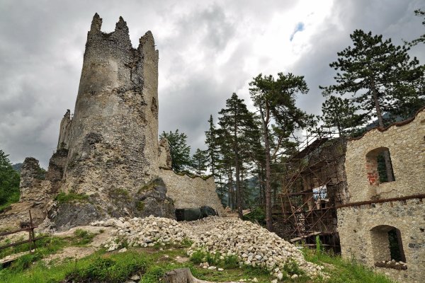 Blatnickému hradu dominuje okrúhla veža
