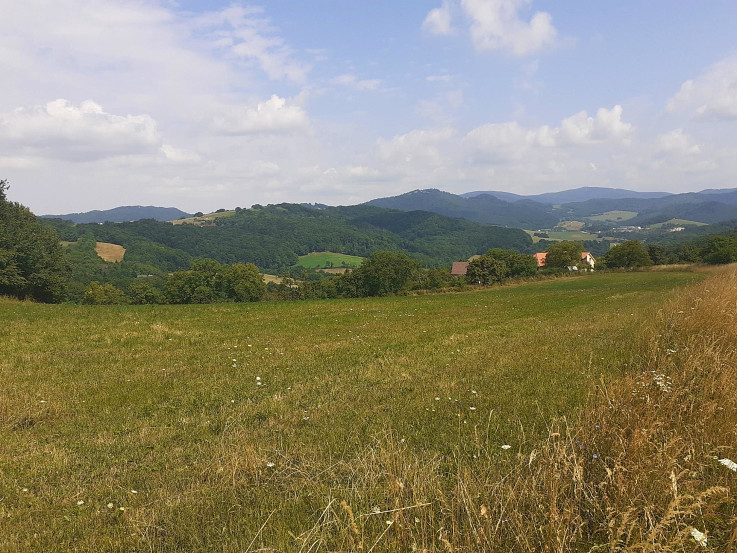 Pohľad od Kostolného vrchu na Bezovec