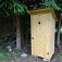 Drevená latrína za útulňou, pod lesom