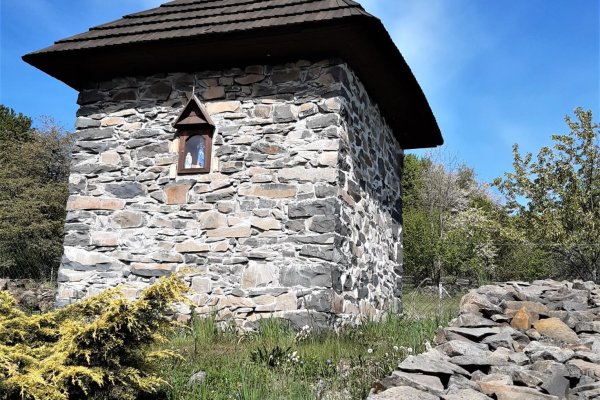 Zaujímavé objekty v blízkosti: cintorínska zvonička na Blýskavici