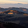 Posledné lúče slnka osvetľujú vrchol Javoriny, v pozadí hrebeň Malej Fatry