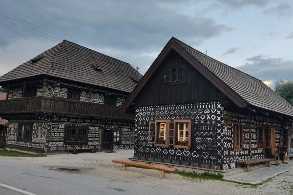 Klasické Čičmany (vľavo Radenov dom)