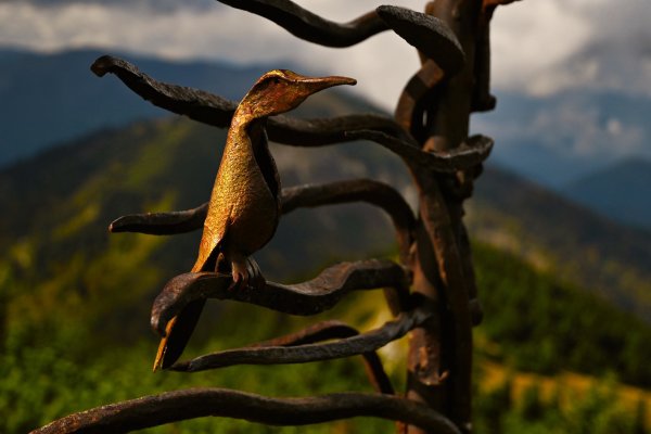 Kovový vtáčik na kovovom strome