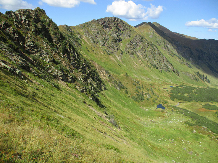 Skalnaté južné svahy hrebeňa Wölzer Tauern