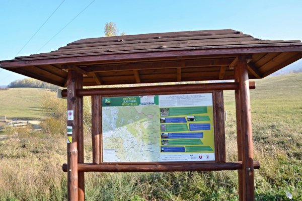 Informačná tabuľa na hornom konci dediny Runina