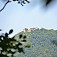 Zo zvážnice lesom výhľad na hrad Vinné