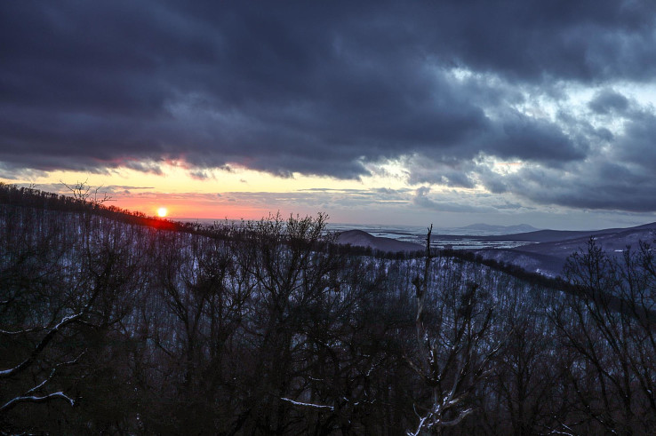 Západ Slnka nad Podunajskou nížinou v pozadí Zobor a Žibrica