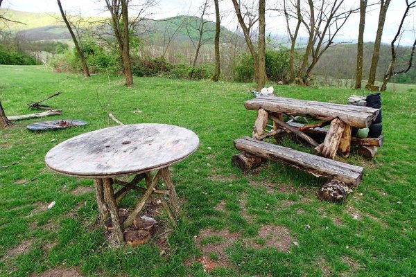 Drevené sedenie a stôl