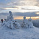 Snehové sochy a Pali sledujúci sfarbovanie oblohy