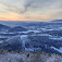 Výhľad z vyhliadkovej plošiny na západ, v pozadí hrebeň Kremnických vrchov, vpravo masív Prašivej