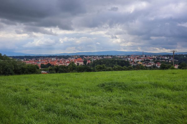 Výhľad zo Špitálského vrchu na mesto Cheb