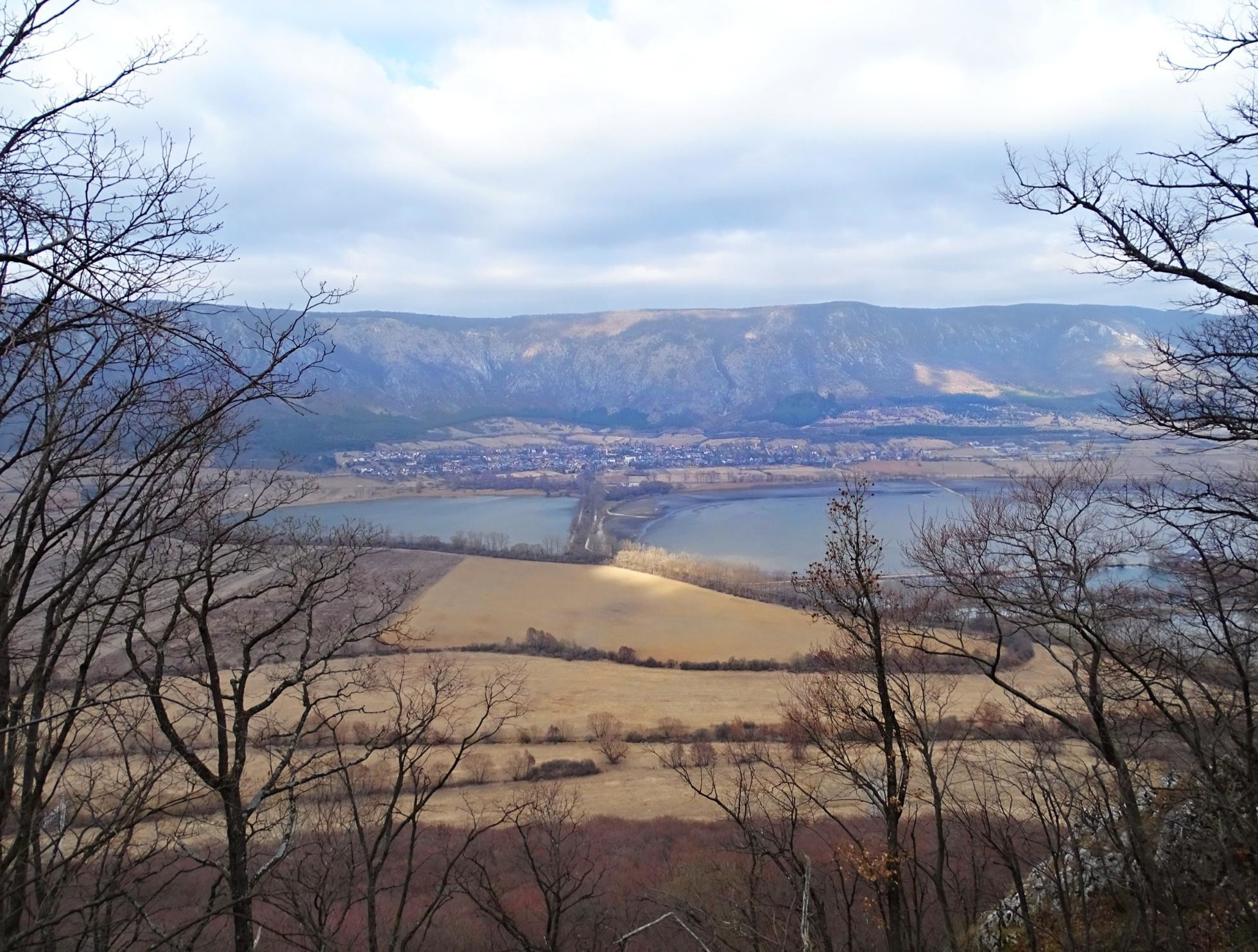Výhľad na Hrhovské rybníky a Horný vrch z Dolného vrchu