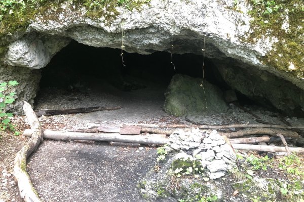 Jaskyňa pod zrúcaninou hradu Zniev