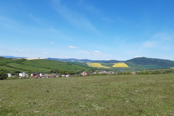 Nad Ľubotínom pri stúpaní lúkami k Čergovu, na horizonte Ľubovnianska vrchovina
