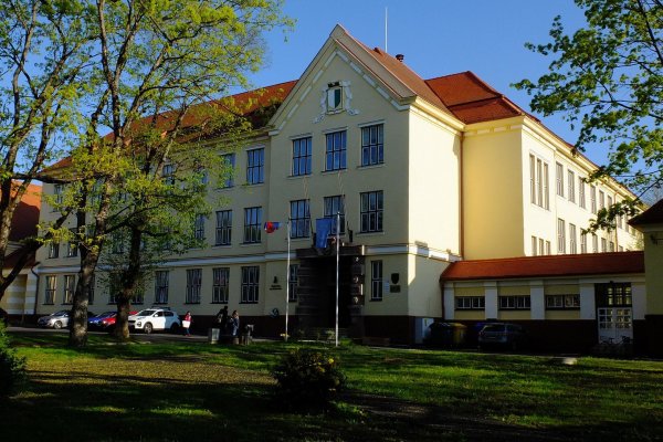 Budova gymnázia v Novom Meste nad Váhom z roku 1924