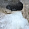 Z jaskyne v skale ľadová rieka