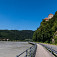 Kvalitné cyklotrasy pozdĺž Dunaja, jeden z množstva hradov