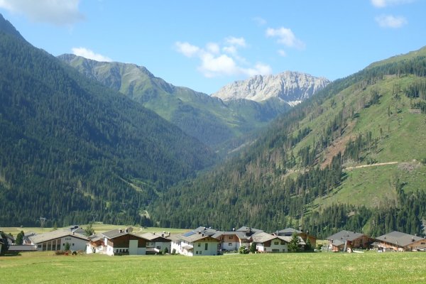 Obertilliach, v pozadí skalnatý vrch Porze