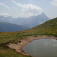 Jedno z mnohých jazierok s Dolomitmi v pozadí