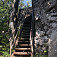 Výstup po schodoch na západnú plošinu Sninského kameňa