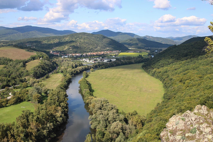 Pohľad zo skaly Krivín na oblasť Slovenskej brány. Foto – Pavel Forgáč