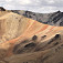 Farebné pásy rôznych oxidov železa krátera Huanta occo v pozadí Jello Jello (5220 m)