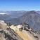Pohľad z vrcholu Chachani na susedné El Misty (5825 m), vľavo soľné jazero vpravo hrebeň Pichu Pichu (5664 m)