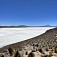 Laguna salinas (soľné jazero) na horizonte Ubinas (5672 m)