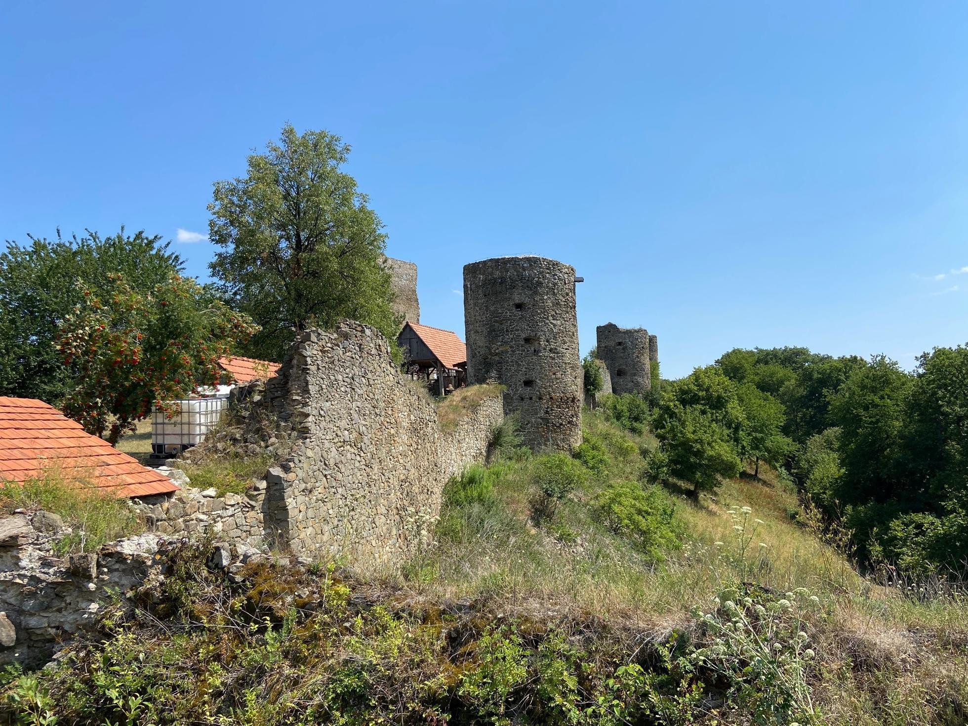 Časť hradieb Šarišského hradu 