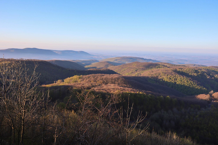 Výhľad z Črevnej skaly (Bél-kő) na západnú časť Bukových hôr 