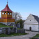 Zvonica a kostolík v obci Mályinka